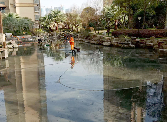 哈巴河景观池淤泥清理