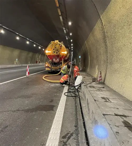 哈巴河隧道排水渠清淤